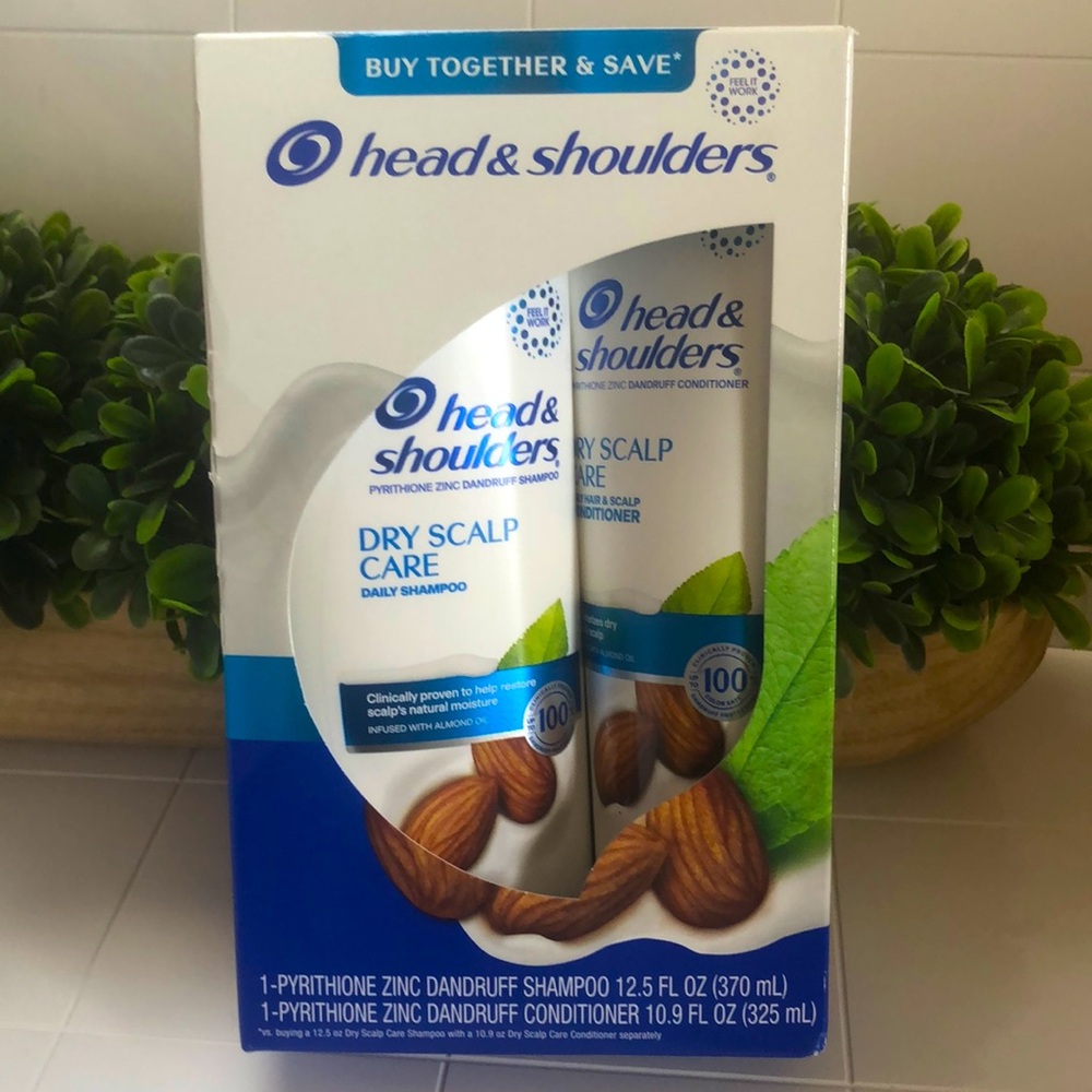 HEAD & SHOULDERS.                    Dry Scalp Care Shampoo and Conditioner Set
